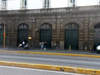 Rivolta nel carcere di Poggioreale: 300 detenuti distruggono le celle e minacciano gli agenti