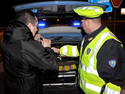 Stop per gli ubriachi al volante: auto non parte con l'alcol-lock