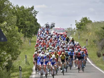 Giro d'Italia, 4a tappa: vince Carapaz. Brutta caduta per Dumoulin