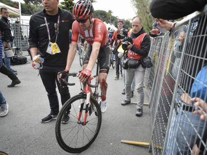 Giro d'Italia, Dumoulin non si ritira. Paura per Navarro: polmone perforato