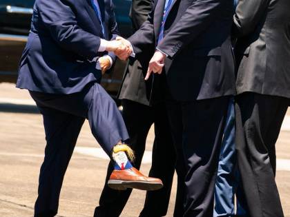 Louisiana, il governatore accoglie Donald Trump coi calzini col suo volto