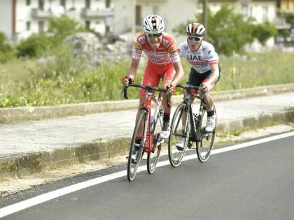 Giro d'Italia, 6a tappa: Masnada vince in volata. Conti nuova maglia Rosa