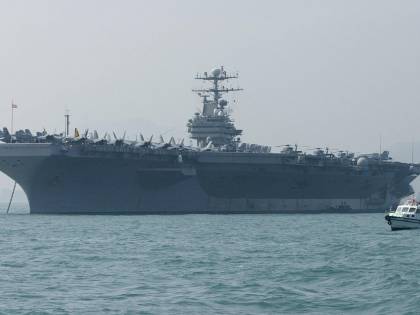 La flotta da guerra di Trump temporeggia in Medio Oriente
