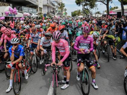 Giro d'Italia, ottava tappa: Ewan vince su Viviani e Ackermann. Conti ancora in Rosa
