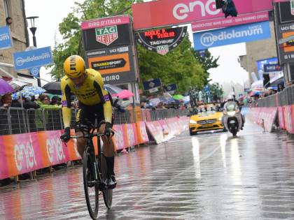 Roglic, il saltatore con gli sci che vola e non vuole atterrare