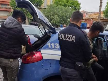 Nell'auto con 6 clandestini verso la Francia: arrestati due pachistani regolari