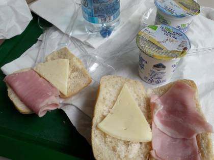 L'ennesimo pranzo choc ai bambini di Milano Ristorazione: un panino mezzo vuoto
