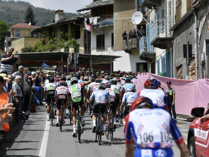 Giro d'Italia, Zakarin vince in solitaria la 13a tappa. Polanc resta in Rosa