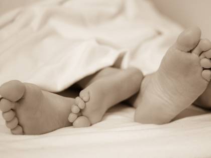 Il marito le fa le corna con un trans: lei si vendica purgandolo