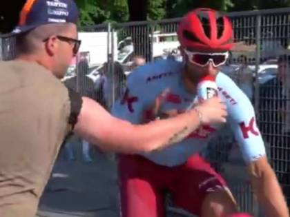 Giro d'Italia, rissa sfiorata a Pinerolo: tifoso strappa borraccia ad Haller