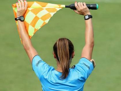 Mette le mani al collo all'arbitro donna: Daspo all'allenatore