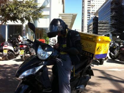 Il "nonno" dei rider: "Aspetto la pensione, consegnando cibi e pacchi"