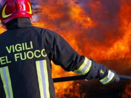 Tentata rapina da film, ladri incendiano auto per sfuggire alla cattura