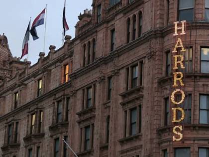 Signora spende 760 mila dollari da Harrods in un solo giorno: scoppia il caso a Londra