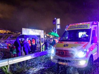 Tragedia a Budapest, barca si rigira nel Danubio: 7 morti