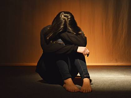 Nigeriano picchia e stupra la compagna davanti ai figli