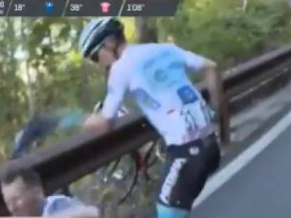 Giro d'Italia, Lopez cade per colpa del tifoso e poi lo prende a schiaffi