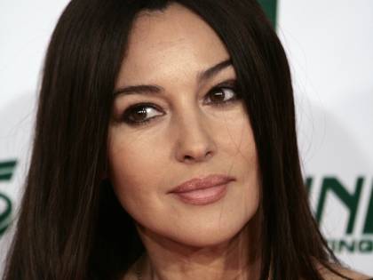 Monica Bellucci non ci sta: "La donna madre non è più desiderabile?"