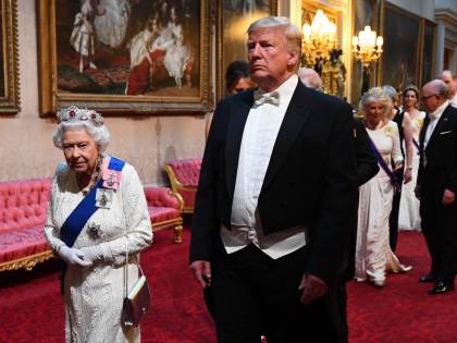 La regina regala a Trump le memorie di guerra di Churchill