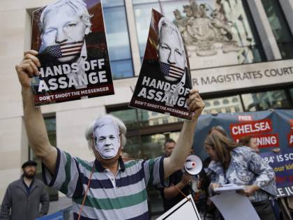 Assange, niente estradizione in Svezia. Ma il fondatore di Wikileaks è ancora a rischio