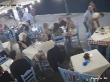 Il cibo gli va di traverso: salva la vita al turista con la manovra di Heimlich