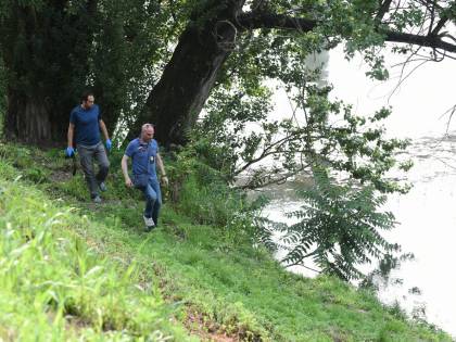 Clochard dorme sulla riva del fiume, cade e muore