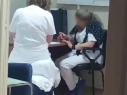 Il neonato piange in pediatria, ma le infermiere presenti si mettono lo smalto