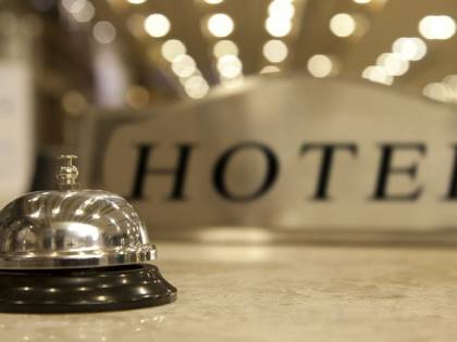 Donna divorzia dal marito e denuncia un hotel: "È colpa vostra"