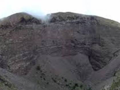 Giù nel cratere del Vesuvio, salvato dall’elicottero del soccorso alpino