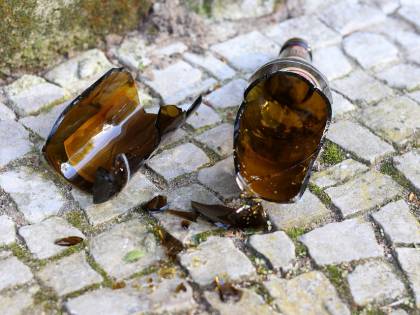 Pugni e bottigliate ai poliziotti: un somalo ferisce un agente
