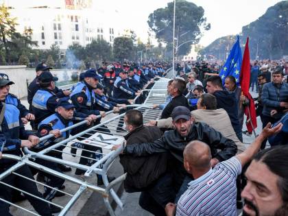 Tirana si avvicina al voto nel clima di guerra civile