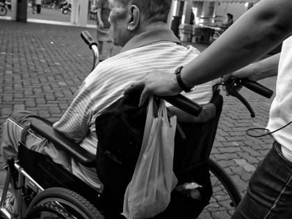 Casa famiglia chiusa: maltrattamenti su 94enne