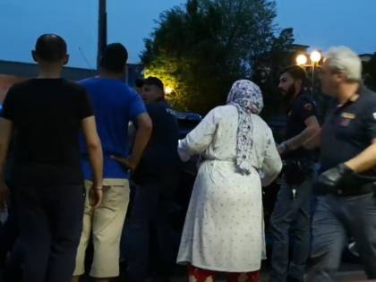 Agenti circondati e aggrediti: l'attacco di un gruppo di stranieri