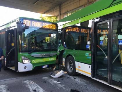 Milano, incidente fra bus all'uscita del deposito Atm