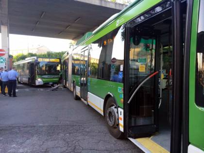 Milano, incidente tra bus Atm