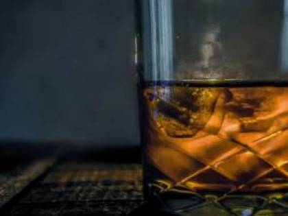 La bufala dell'alcol come cura contro il virus: 27 morti in Iran
