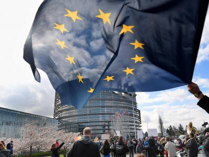È scontro tra governo e Ue: e ora gli italiani non si fidano più di Bruxelles
