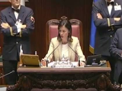 La Carfagna sgrida i deputati in aula: "Non siamo mica in gita, basta con questi selfie…"