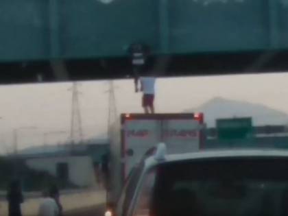 Tenta il suicidio dal cavalcavia, ma il camionista lo prende al volo