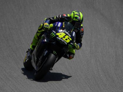MotoGp, Rossi accusa Lorenzo: "Mi ha falciato, mi sono fatto anche male"