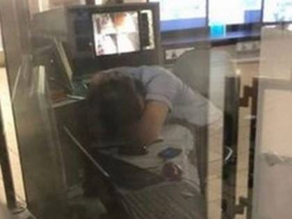 Metro Roma, addetto alla vigilanza sorpreso a sonnecchiare. Lo scatto è virale