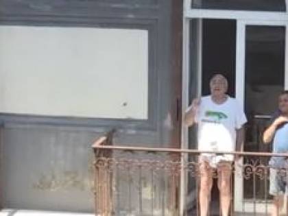 Napoli, pensionato (in mutande) parla con Conte dal balcone