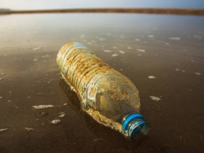 Plastica nei mari italiani, la denuncia di Ispra: nei fondali più del 70% dei rifiuti