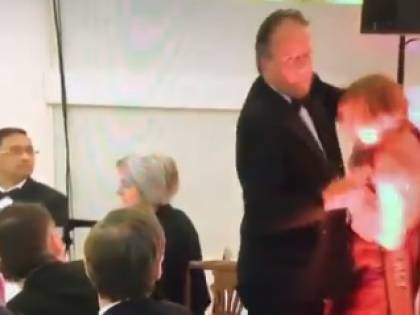 Prende per collo attivista, Theresa May sospende sottosegretario a Esteri