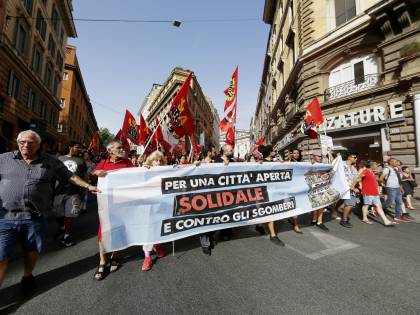 Roma, corteo contro gli sgomberi: "Salvini sceriffo"