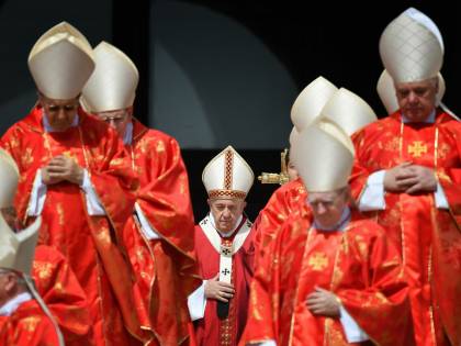 Il piano in Vaticano per consegnare la Cei al vescovo pro migranti