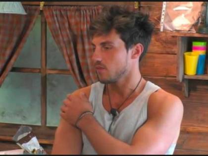 GF, Daniele ironizza su Irama e la canzone dedicata a Martina: "Anche su questa latta qua?"