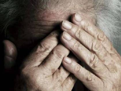 Romena pesta 94enne e la lancia contro finestra, poi attacca militari