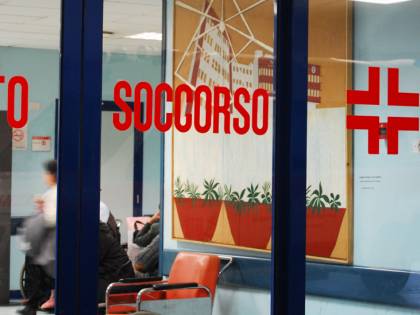 Agente della polizia ferito da un ubriaco al pronto soccorso. Follia in ospedale