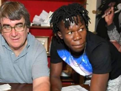 Don Biancalani e il presepe con Gesù clandestino sui materassi